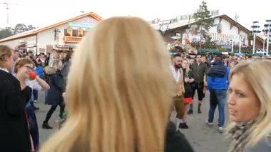 17 Eylül 2017 - Oktoberfest, Münih, Almanya: İnsanlar yürürken, insanlar, kalabalık ve çevresinde dünya Bira Festivali yakın konumlar ve çadır gıda ile eğlenin