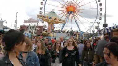 17 Eylül 2017 - Oktoberfest, Münih, Almanya: İnsanlar yürürken, insanlar, kalabalık ve çevresinde dünya Bira Festivali yakın konumlar ve çadır gıda ile eğlenin