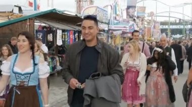 17 Eylül 2017 - Oktoberfest, Münih, Almanya: İnsanlar yürürken, insanlar, kalabalık ve çevresinde dünya Bira Festivali yakın konumlar ve çadır gıda ile eğlenin