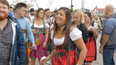 17 Eylül 2017 - Oktoberfest, Münih, Almanya: İnsanlar yürürken, insanlar, kalabalık ve çevresinde dünya Bira Festivali yakın konumlar ve çadır gıda ile eğlenin