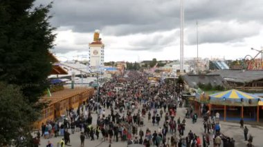 17 Eylül 2017 - Oktoberfest, Münih, Almanya: Oktoberfest Ulusal Bavyera içinde dolaşan insanlar büyük kalabalık görünümünü uygun, Theresienwiese, üstten görünüm