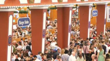 17 Eylül 2017 - Almanya: büyük kalabalığın kutluyor ve Oktoberfest bira içiyor. L wenbr u bira çadırı'dış cephe ve dış görüntüleri.