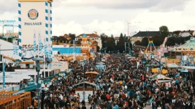17 Eylül 2017 - Oktoberfest, Münih, Almanya: Oktoberfest Ulusal Bavyera içinde dolaşan insanlar büyük kalabalık görünümünü uygun, Theresienwiese, üstten görünüm