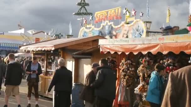 17 septembre 2017 - Oktoberfest, Munich, Allemagne : foule de personnes se promenant autour du festival mondial de la bière près des attractions et des tentes avec de la nourriture — Video