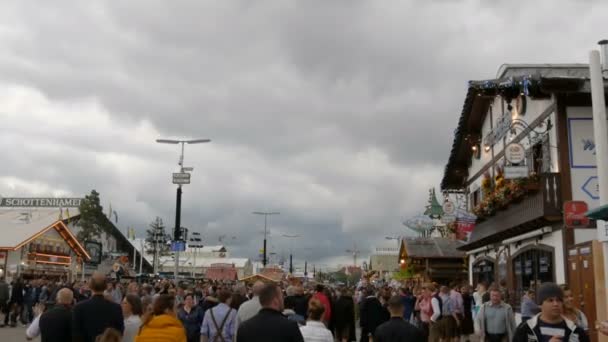 Września 17, 2017 - Oktoberfest, Monachium Gości: tłum ludzi, spacery i zabawy na całym świecie festiwal piwa w pobliżu atrakcji i namioty z jedzeniem — Wideo stockowe