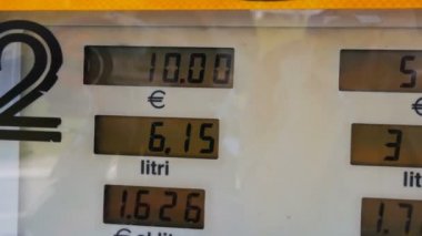Pompalar, tüketiciler için yükselen gaz maliyetleri. Ekran, elektronik göstermek için dizel benzin, benzin pompası yağ değiştirme, fiyat ve bir galon sayaç pompa istasyonu üzerinde yükselen fiyatlar