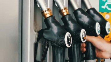 2 Ekim 2017 - Gorizia, İtalya: bir yakıt ikmali silah gaz tankına benzin dökmek için el alır mans