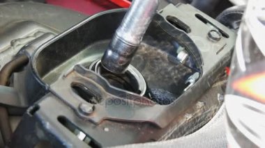 Benzin tabanca motosiklet bir yakıt tankına dökülür, Görünümü Kapat.
