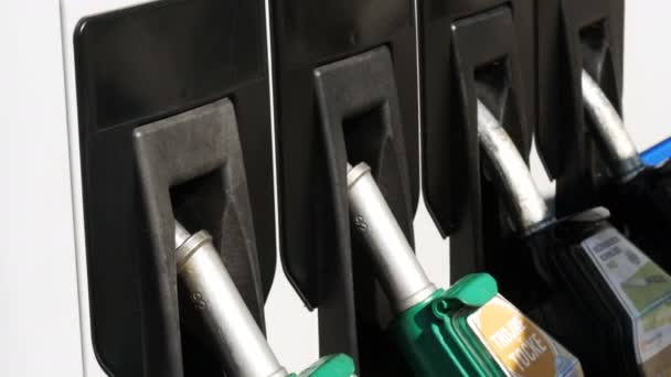 2 oktober 2017 - Gorizia, Italië: Een aantal pistolen voor benzine bij het benzinestation — Stockvideo