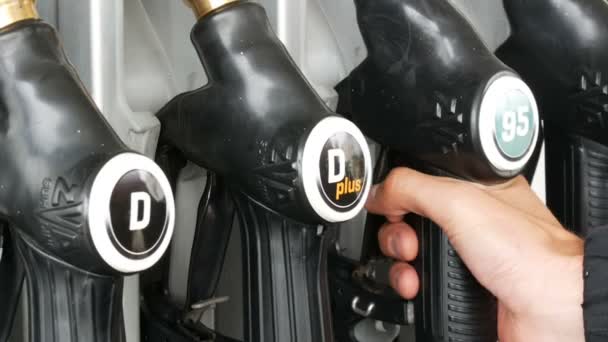 2 ottobre 2017 - Gorizia, Italia: la mano dell'uomo prende una pistola di rifornimento per versare benzina nel serbatoio del gas — Video Stock