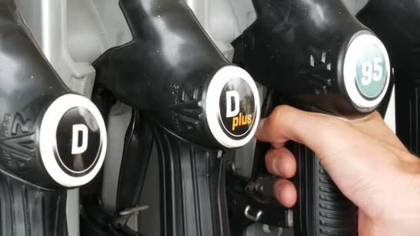 2. oktober 2017 - gorizia, italien: man hand nimmt eine tankpistole, um benzin in den gastanker zu gießen — Stockvideo