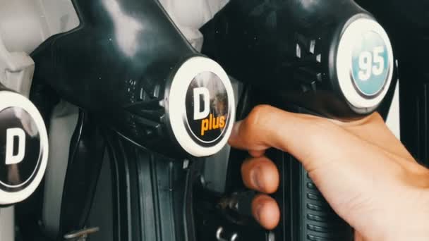 2 oktober 2017 - Gorizia, Italië: Verschillende oude tanken pistols voor gieten benzine loopt vast in de rij bij het benzinestation. Benzine of benzine station gas brandstof pomp mondstuk — Stockvideo