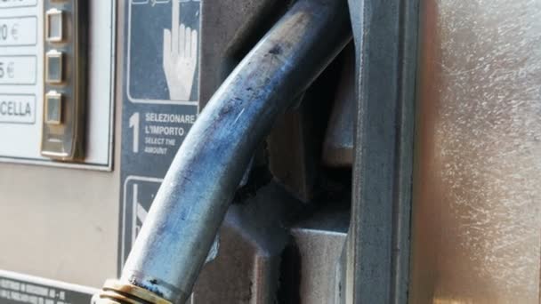 Bocal da bomba de combustível da gasolina ou do posto de gasolina. Estação de enchimento. Close-up do uso de bicos de combustível em um posto de gasolina . — Vídeo de Stock