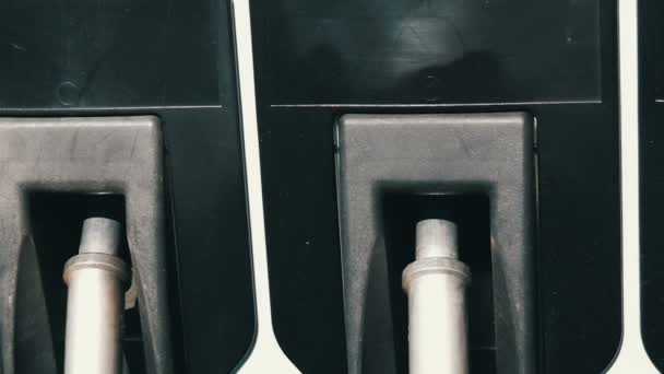 ガソリンまたはガソリン スタンドのガス燃料ポンプ ノズル ハング — ストック動画