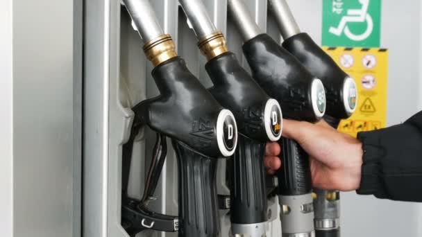 2. října 2017 - Gorizia, Itálie: mans ruky bere tankování zbraň nalít benzín do nádrže na plyn — Stock video