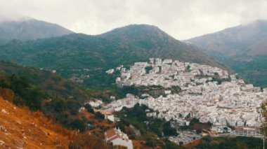 Çok sayıda beyaz ev yüksek dağlar, panoramik, İspanya Endülüs beyaz köy çarpıcı güzelliği.