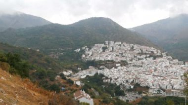 İspanya Endülüs beyaz köy çarpıcı güzelliği. Çok sayıda beyaz ev dağlarda, panoramik yüksektir