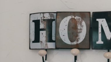 Evin rahat başlık ile duvardaki şirin şık askı