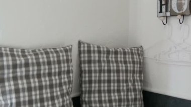 Damalı yastık ve şirin şık kat raf ile rahat köşe bir rahat ev isim duvar üzerinde