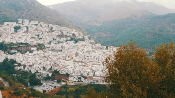 Mnoho bílých domků jsou vysoké hory, panoramatický pohled, ohromující krásu bílých vesniček Andalusie ve Španělsku. — Stock video