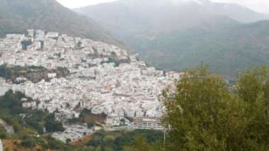 İspanya Endülüs beyaz köy çarpıcı güzelliği. Çok sayıda beyaz ev dağlarda, panoramik yüksektir