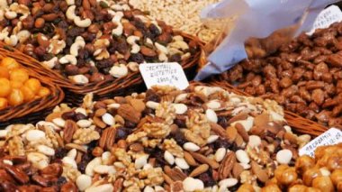 Raflar karışımı tarihleri ile kuru meyve kuru üzüm ve fındık içinde belgili tanımlık çarşı La Boqueria Barcelona, İspanya
