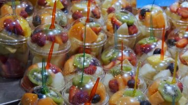 22 Eylül 2017 - Barselona, İspanya, Mercator de la Boqueria gıda Market: tropikal meyve, Mango, tutku meyve, kivi, muz plastik ambalaj içinde olan büyük bir sayaç