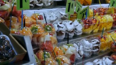 22 Eylül 2017 - Barselona, İspanya, Mercator de la Boqueria gıda Market: tropikal meyve, Mango, tutku meyve, kivi, muz plastik ambalaj içinde olan büyük bir sayaç