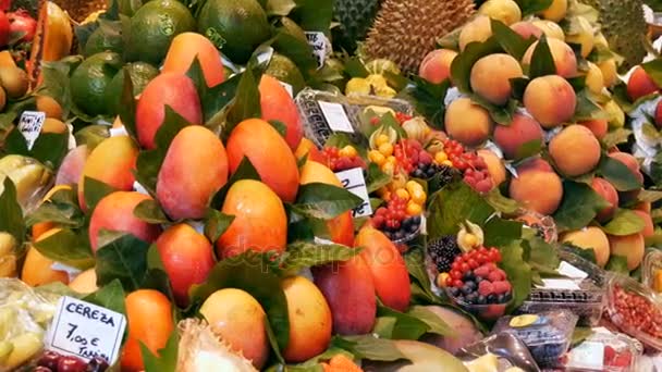 22 de septiembre de 2017 - Barcelona, España, Mercator de la Boqueria Food Market: un enorme mostrador con frutas tropicales, mangos, maracuyá, kiwi, plátanos — Vídeos de Stock