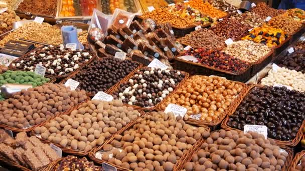Μείγμα από ράφια με ημερομηνίες ξηρά φρούτα σταφίδες και ξηρούς καρπούς στην αγορά La Boqueria στη Βαρκελώνη, Ισπανία — Αρχείο Βίντεο