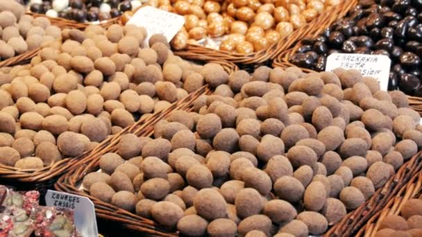22 сентября 2017 - Barcelona, Spain, Mercator de la Boqueria Food Market: a huge counter with sweets chocolate nuts, candy, balls. halva. Свита в мешке — стоковое видео