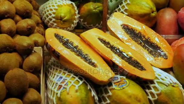 Сентябрь 22, 2017 - Barcelona, Spain, Mercator de la Boqueria Food Market: a huge counter with tropical fruits, mango, papaya, kiwi, bananas in plastic packaging — стоковое видео