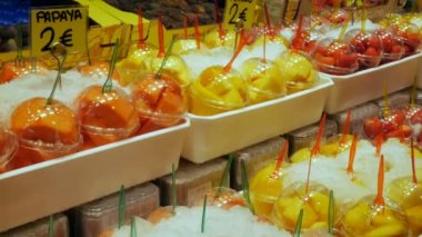 22 Eylül 2017 - Barselona, İspanya, Mercator de la Boqueria gıda Market: tropikal meyve, Mango, tutku meyve, kivi, muz plastik ambalaj içinde olan büyük bir sayaç