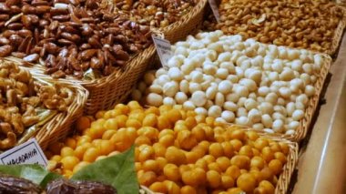 Tarihleri karışımı kuru meyve kuru üzüm ve fındık içinde belgili tanımlık çarşı La Boqueria Barcelona, İspanya