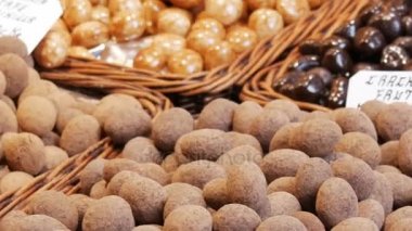 Büyük sır fındık ile çeşitli yuvarlak çikolata tatlılar sayaçlarıyla. Dünya Diyabet sorunu