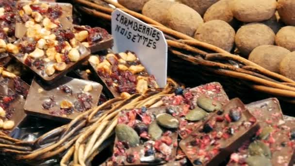 Grande bancone con vari dolci rotondi al cioccolato nello smalto con noci. Barrette di cioccolato sul bancone. Il problema del diabete nel mondo — Video Stock