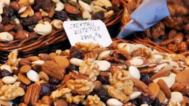 Μείγμα από ράφια με ημερομηνίες ξηρά φρούτα σταφίδες και ξηρούς καρπούς στην αγορά La Boqueria στη Βαρκελώνη, Ισπανία — Αρχείο Βίντεο