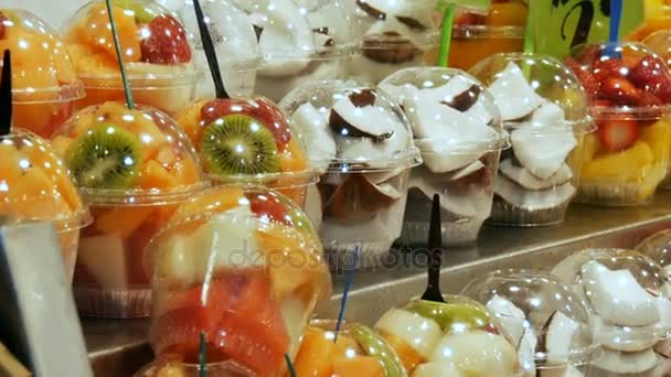 다양 한 열 대 과일 망고 키 위 복숭아 식품 시장 카운터에 날짜 — 비디오