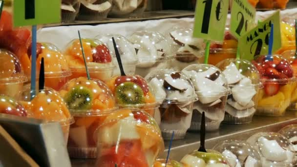 Verschiedene tropische Früchte Mango Kiwi Pfirsiche Datteln auf Lebensmittelmarkt Theke — Stockvideo