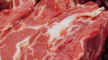 Taze pembe ve lezzetli sığır eti beyaz çizgiler makro yakın çekim Manzaralı