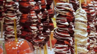 Raflar plastik bardaklarda farklı meyve ve meyve pazarının çikolata sır çilek karışımı