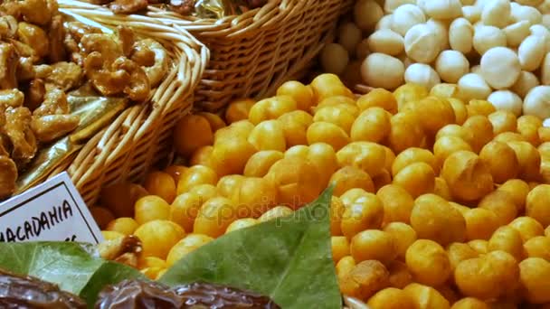 Blandning av datum torra frukter russin och nötter i marknaden La Boqueria i Barcelona, Spanien — Stockvideo