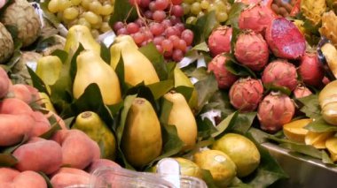 22 Eylül 2017 - Barselona, İspanya, Mercator de la Boqueria gıda Market: büyük bir sayaç ile tropikal meyve, Mango, tutku meyve, kivi, muz