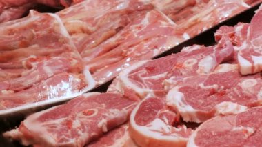 Taze kesilmiş sığır eti veya domuz eti et kasap et Pazar sayaçta parçalarını yakın çekim