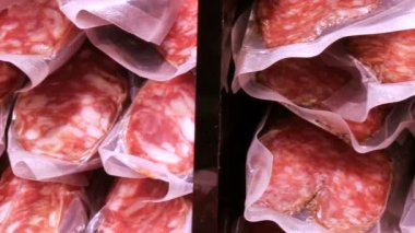 Lezzetli taze salam sosis bekle et kasap Pazar sayaç yakın çekim