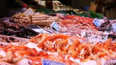 Deniz Ürünleri ıstakoz kalamar karides kerevit istiridye Midye kabukları balık pazarında La Boqueria İspanya, Barcelona kasık biti.