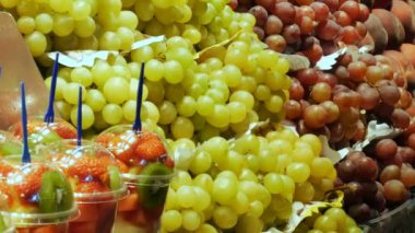 22 Eylül 2017 - Barselona, İspanya, Mercator de la Boqueria gıda Market: büyük bir sayaç ile tropikal meyve, Mango, tutku meyve, kivi, muz
