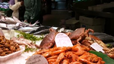 Deniz Ürünleri ıstakoz kalamar karides kerevit istiridye Midye kabukları balık pazarında La Boqueria İspanya kasık biti.