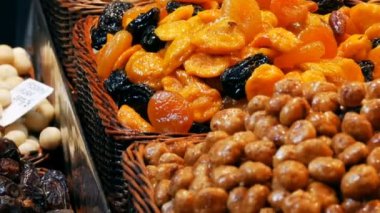 Raflar karışımı tarihleri ile kuru meyve kuru üzüm ve fındık içinde belgili tanımlık çarşı La Boqueria Barcelona, İspanya