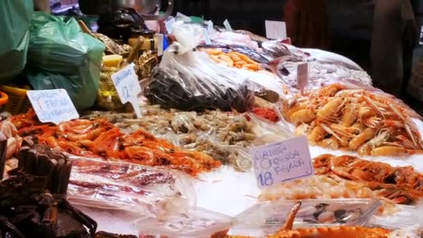 Meeresfrüchte Krabben Hummer Tintenfisch Garnelen Krebse Austernmuscheln Muscheln in Fischmarkt auf Eis la boqueria spanien, barcelona